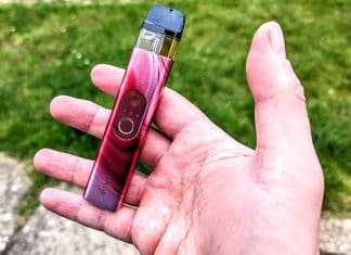 Vaporesso XROS 4 in hand