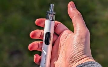 Innokin Plexus Pro Review- Evolving The Tube Mod? white plexus pro in hand